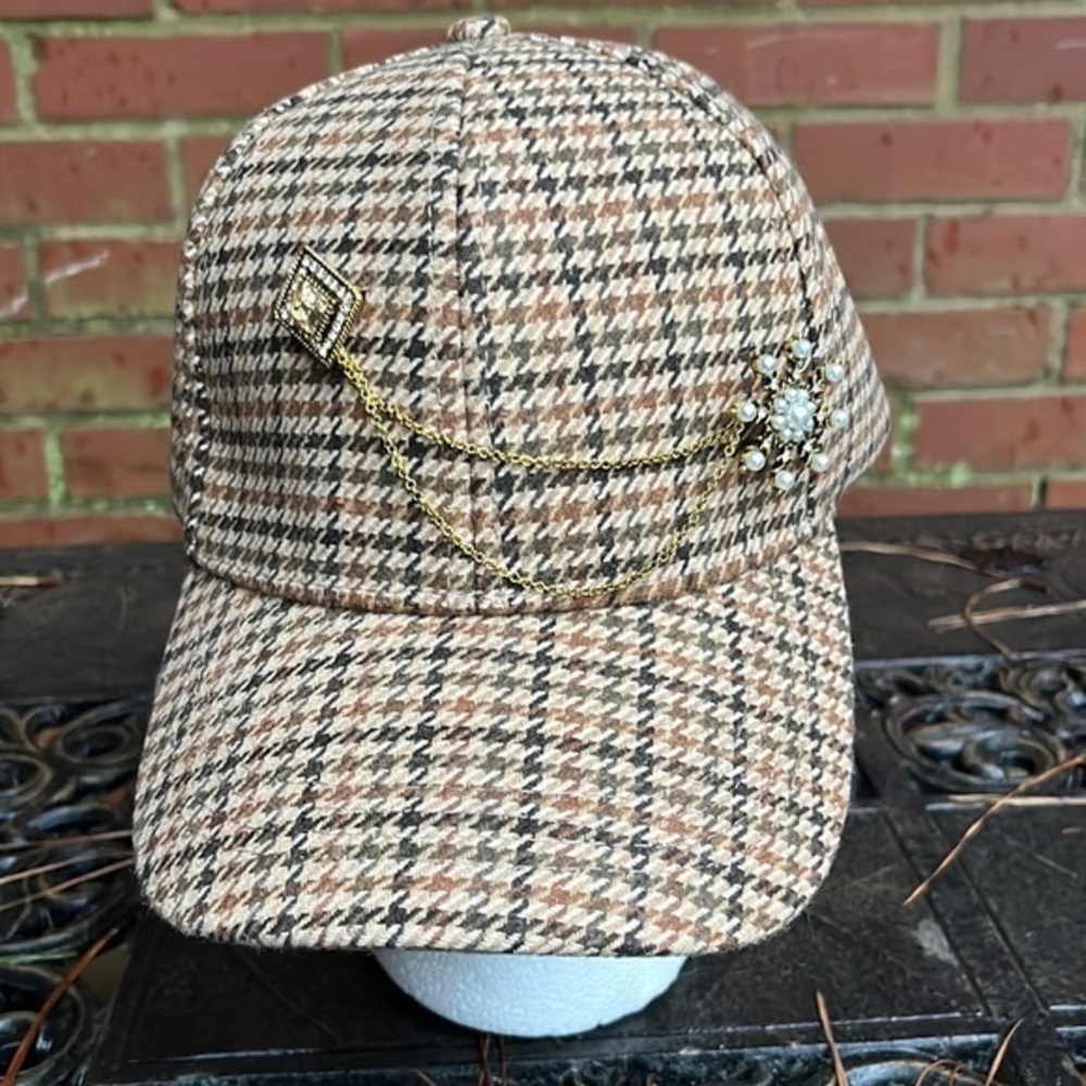 Houndstooth baseball cap with movable broach